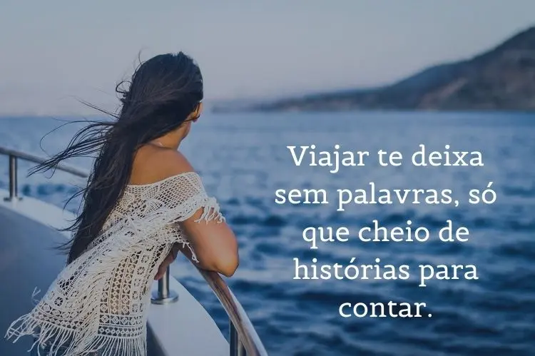 foto de mulher em barco olhando o mar