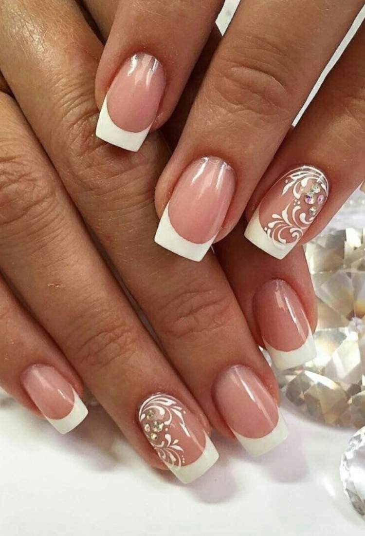 Unhas quadradas com francesinha tradicional, desenho de flores e pedrarias no anelar 