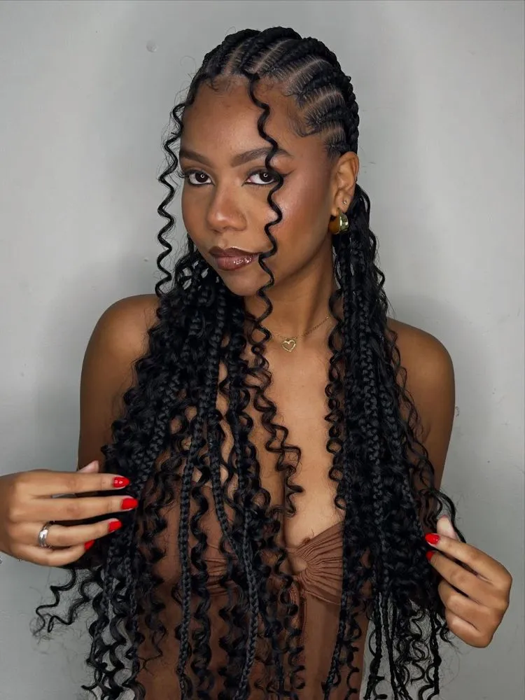 Mulher de pele morena usando tranças nagô soltas