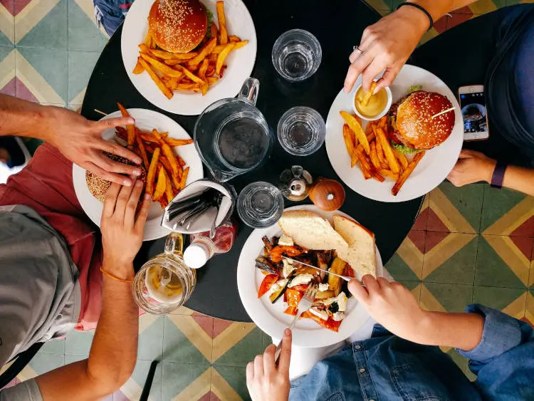 Alimentação ruim prejudica o cérebro.