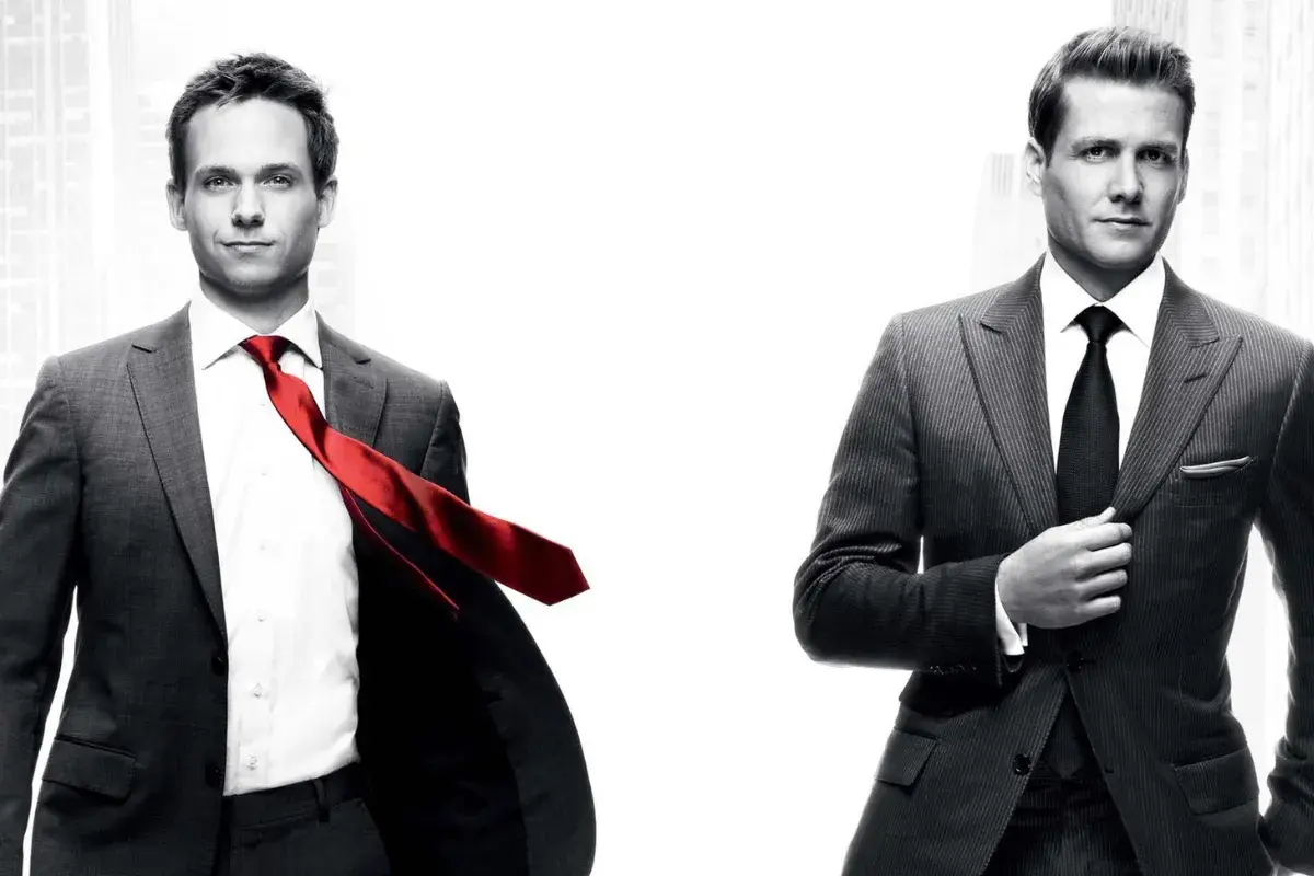 Dois homens de terno em pose elegante representando personagens da série Suits
