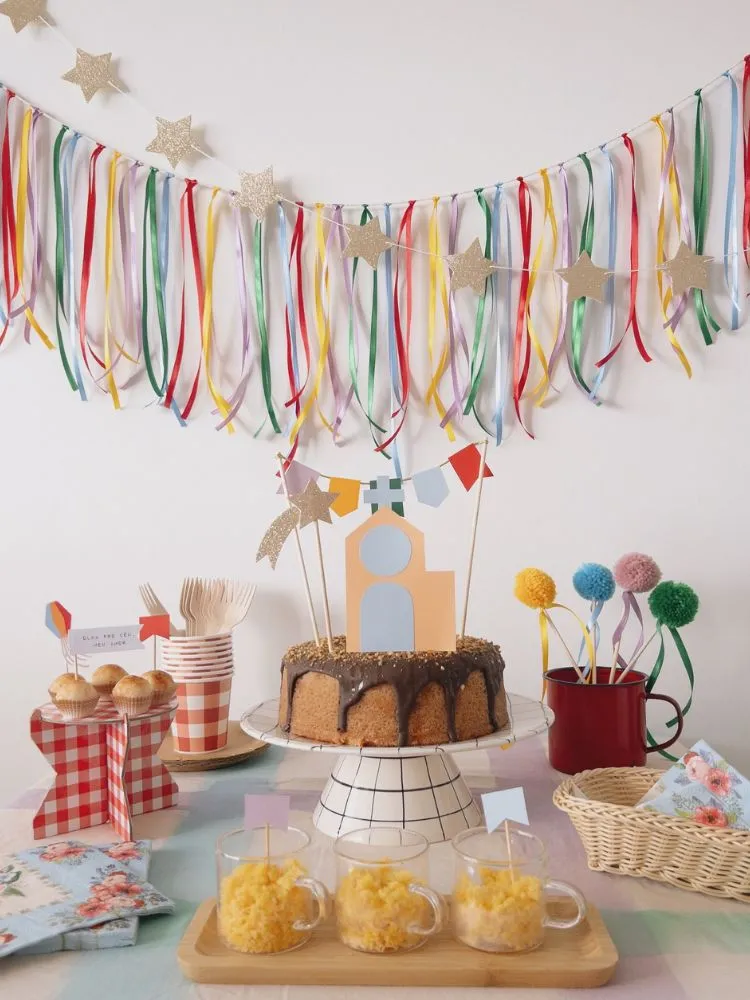 Mesa de festa junina decorada com bolo decorado ao centro 