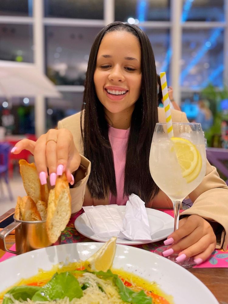 Laura Brito comendo e usando sobrancelha raspada no final