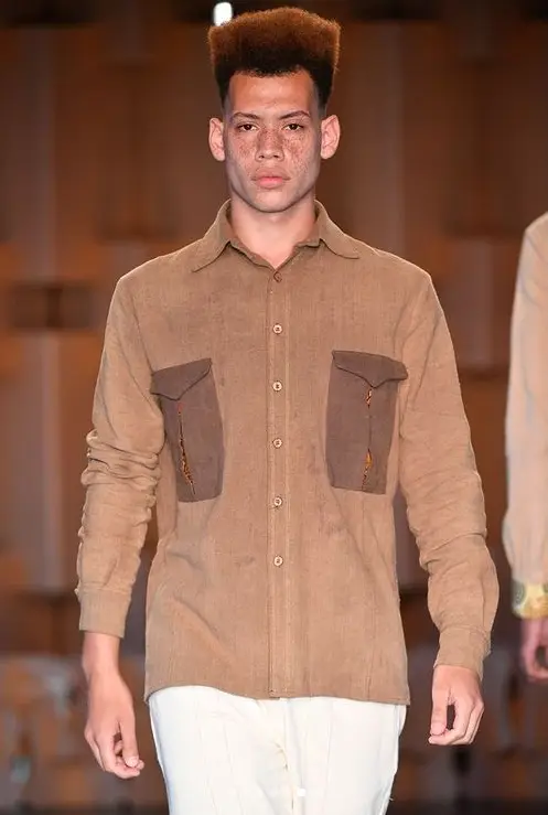 Camisa com detalhe estampa Moçambique nos bolsos