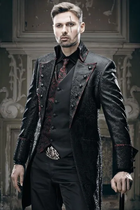 Homem de pele clara com risco preto no olho e roupa medieval 