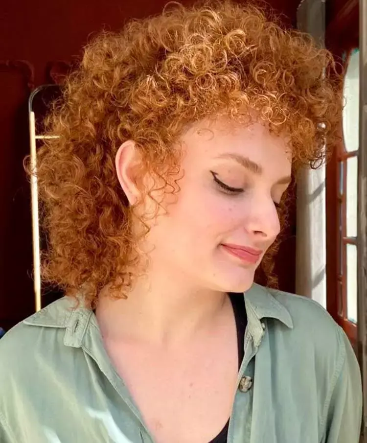 Mulher corte de cabelo mullet ruivo cacheado
