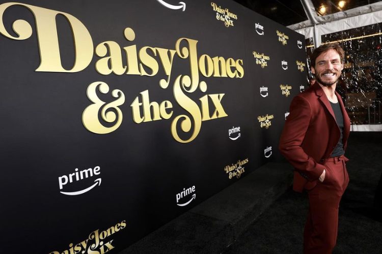 ator sam claflin na premiere da série daisy jones and the six. 