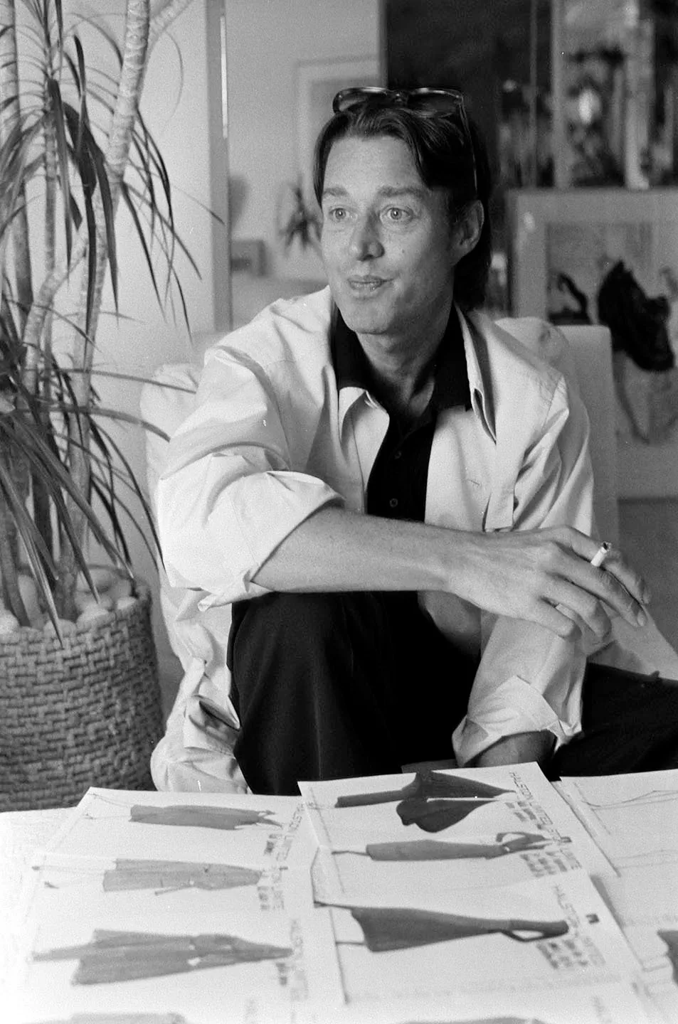 Roy Halston com alguns de seus desenhos. 