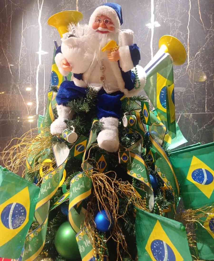 Imagem de árvore de Natal decorada com tema de Copa do Mundo.