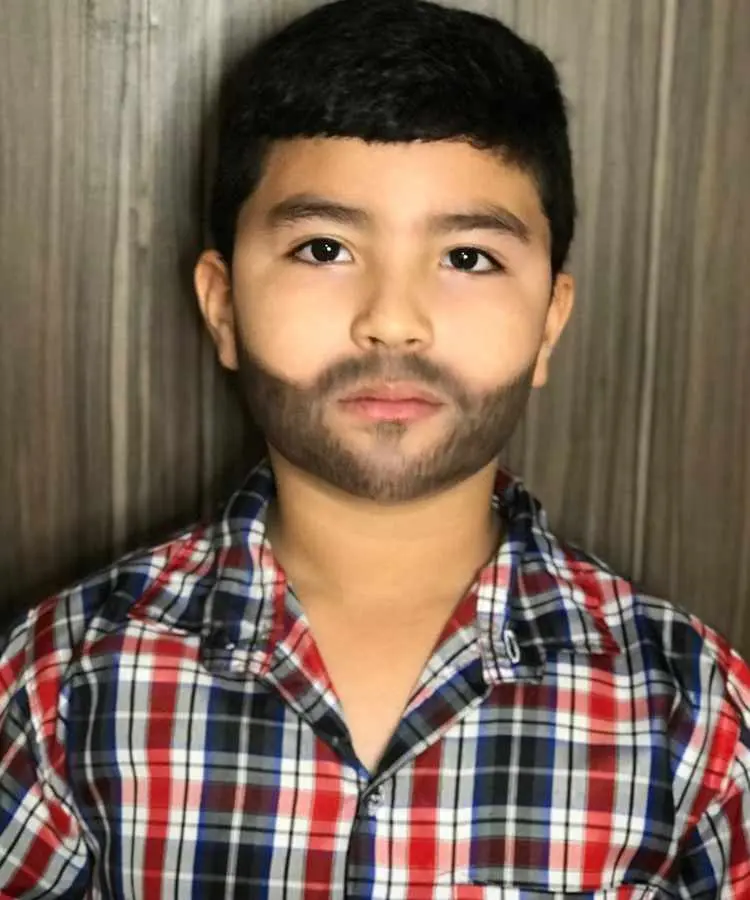 Maquiagem junina para meninos: barba inteira