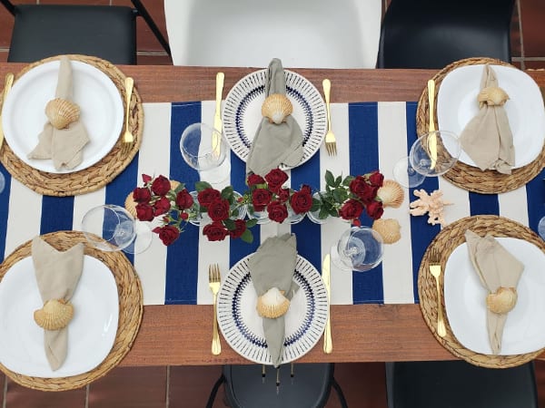 Mesa posta com tema Navy