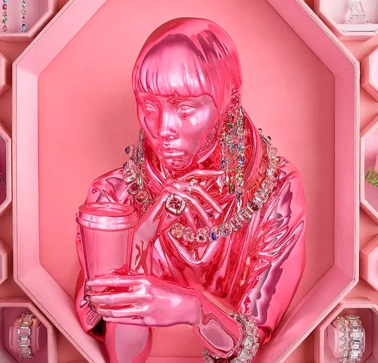 Busto do rosto rosa de uma modelo da campanha Wonderlab da Swarovski. Está decorado com várias joias.