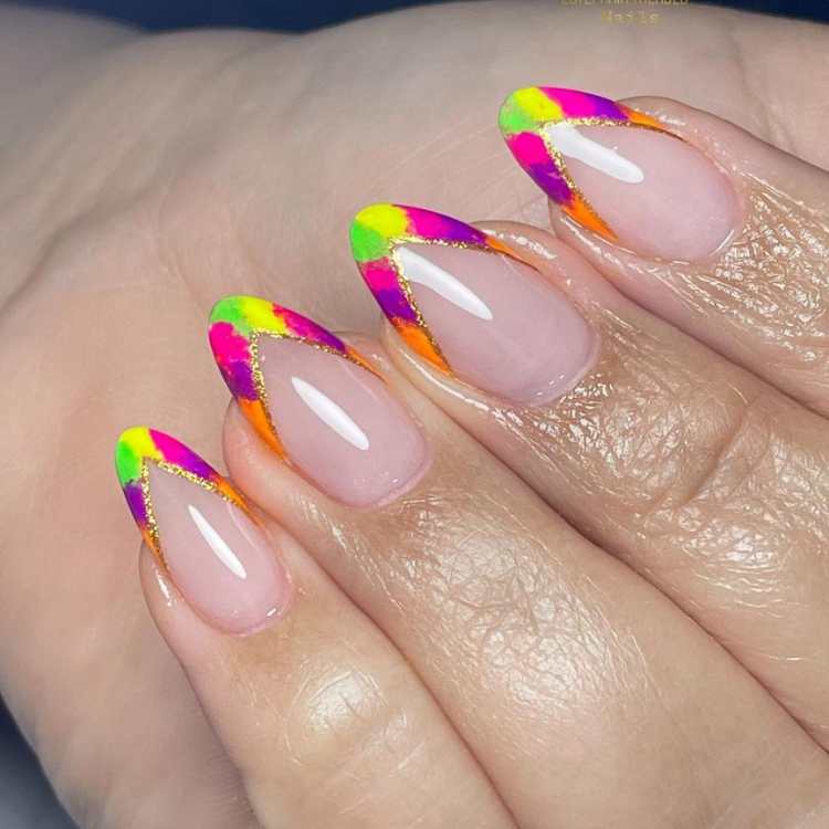 Unhas decoradas para o Carnaval com esmaltes coloridos francesinha.