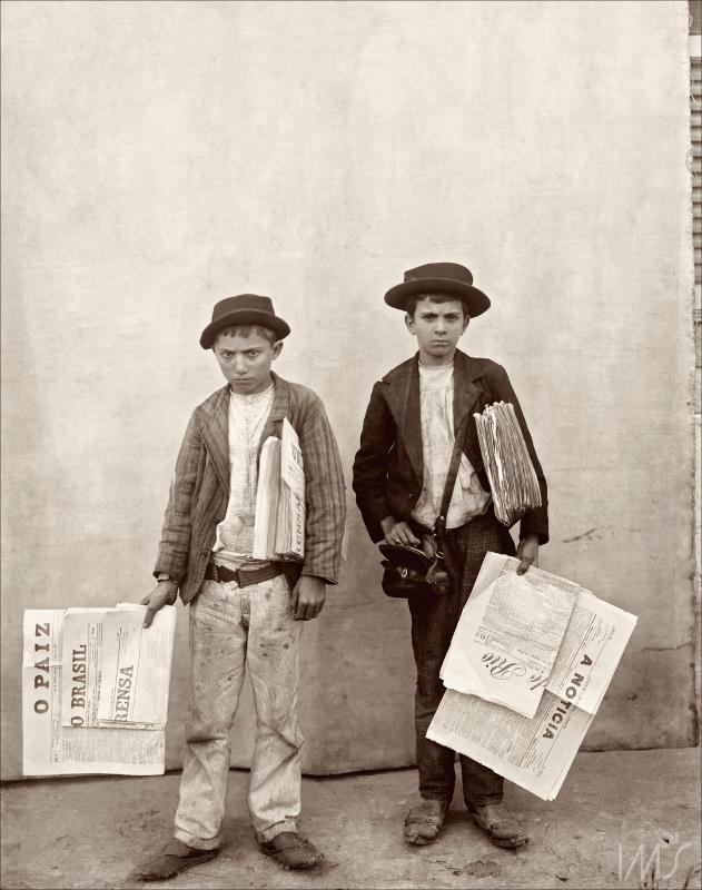 Foto de dois meninos entregadores de jornal no final do século XIX.