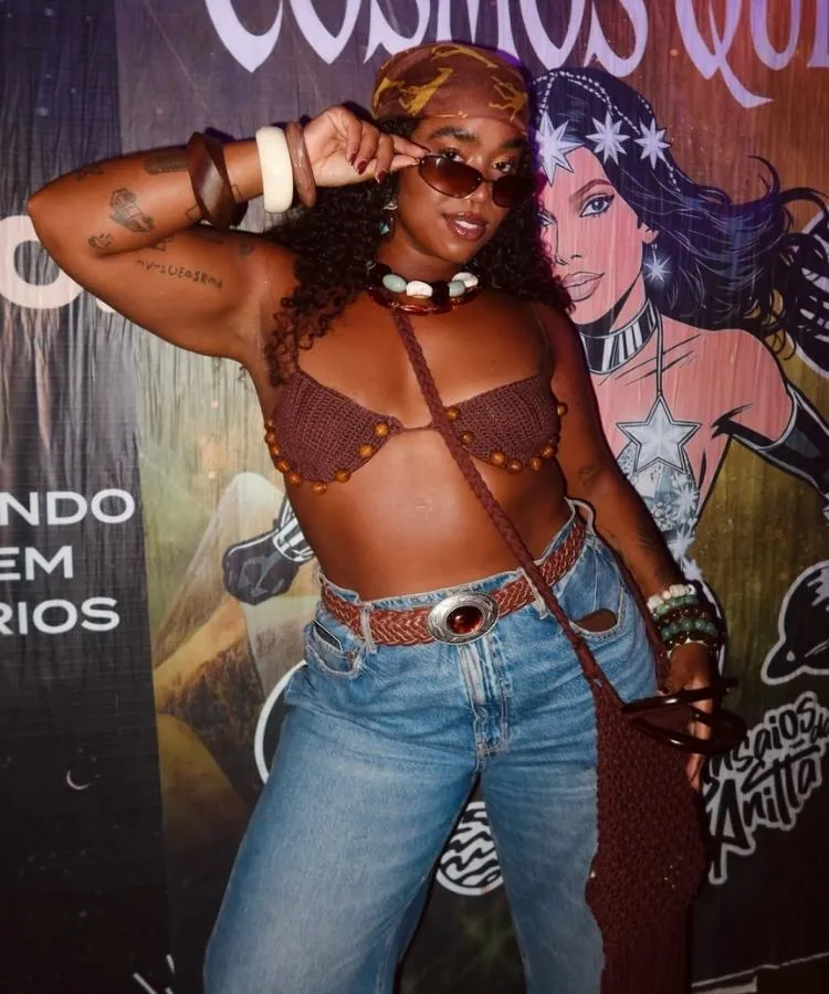 Influencer Mari Lobo usando look para festival