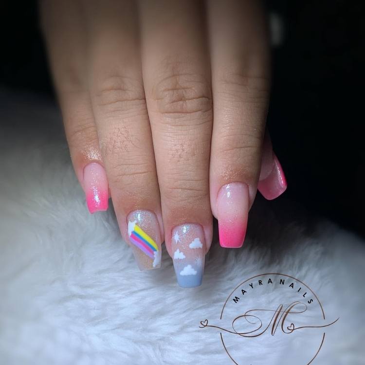 Foto de unhas arco-íris com nuvens.