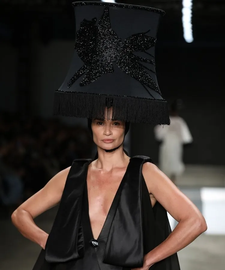 Foto da modelo Carol Ribeiro no desfile de chapéus de Davi Ramos no SPFW N60