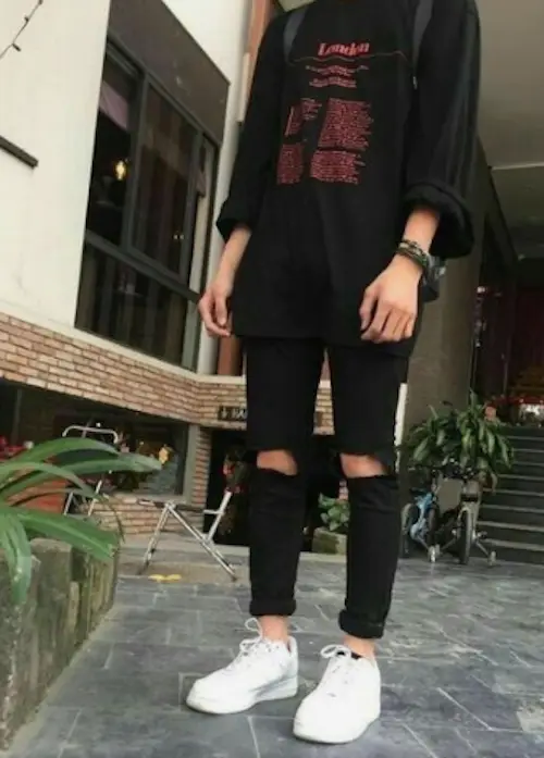E-boy com calça preta rasgada no joelho e correntes O que é um e-boy