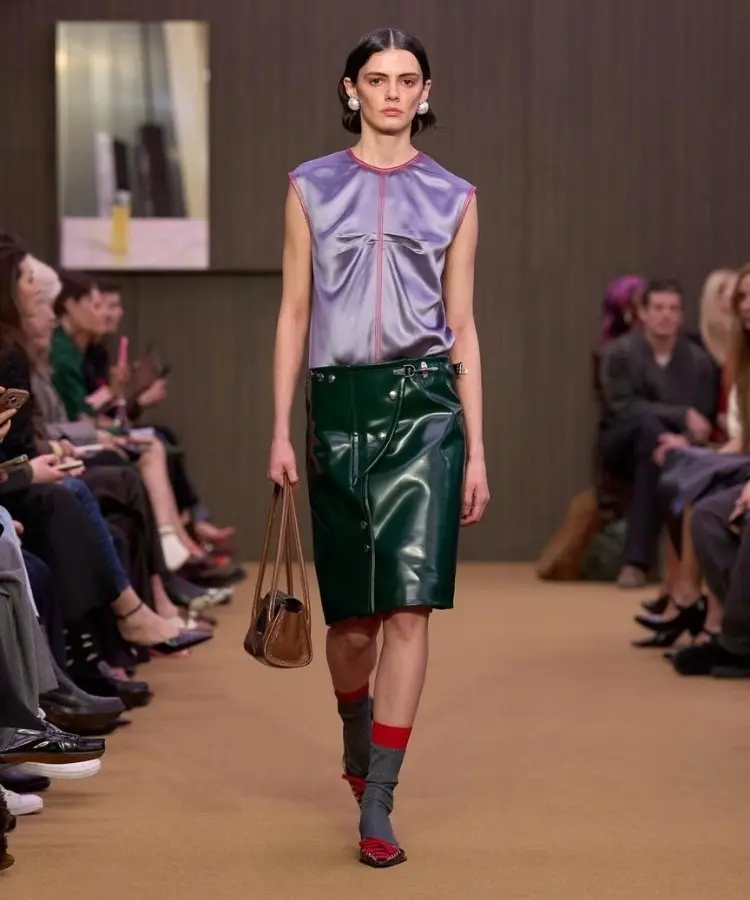 Modelo usando blusa de cetim, uma das tendências da Semana de Moda de Milão Outono Inverno 2026