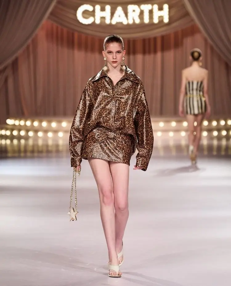 Foto de modelo na passarela durante o desfile da Charth para a coleção "Action"