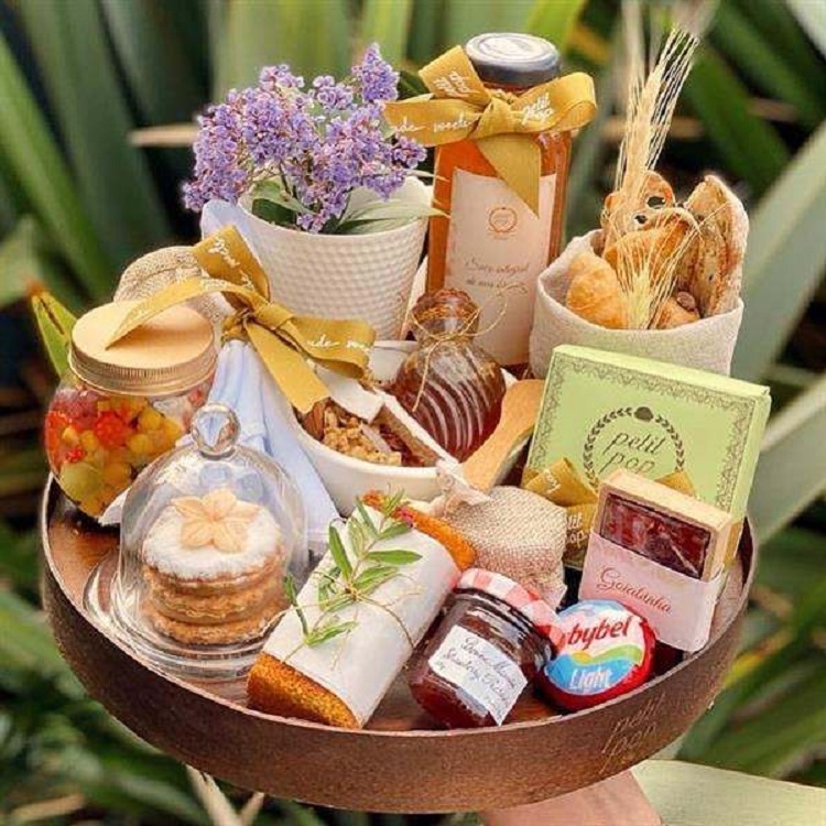 cesta para o Dia dos Namorados de café da manhã, com geleias, doces, pães, frutas e flores