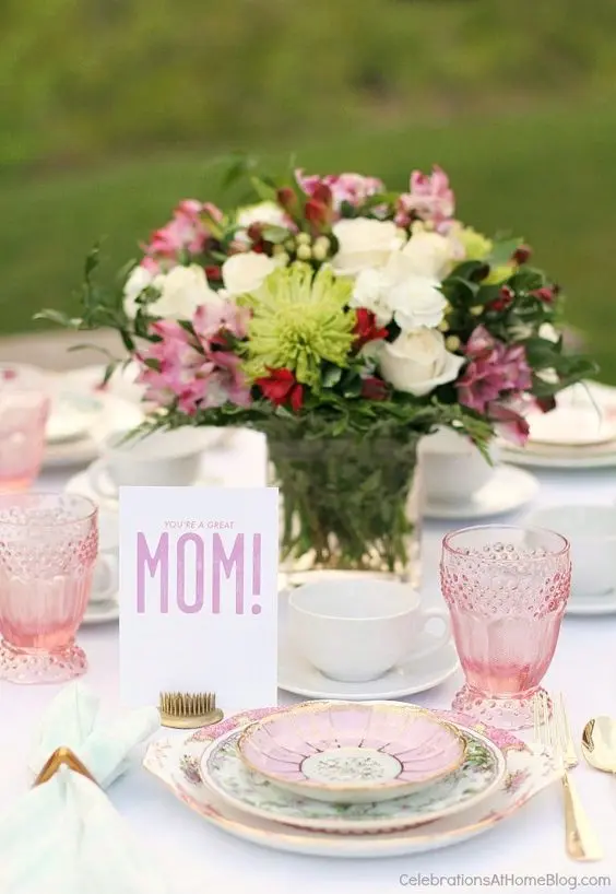 Mesa decorada para brunch de Dia das Mães