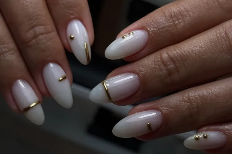 Inspirações de unhas brancas decoradas com detalhes dourados
