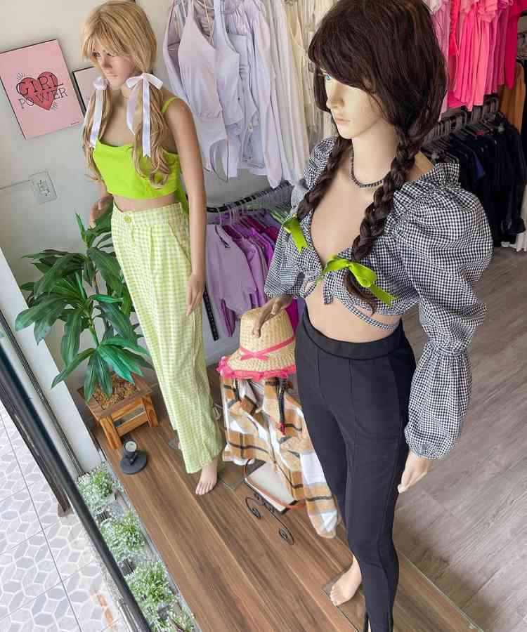 Manequins com roupas xadrez e penteados títpicos de São João