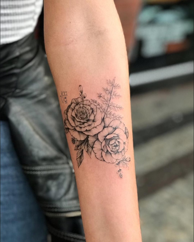 tatuagem feminina no braço/ flor delicadas
