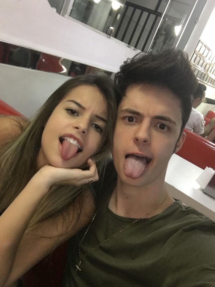 Selfie de Anna Clara Rios e Enaldinho em 2017, ambos com a língua para fora