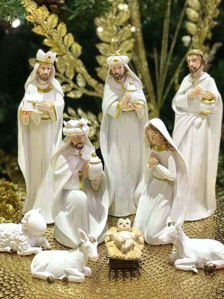 Presépio com José, Maria, Jesus e os três Reis Magos, todo em branco. 