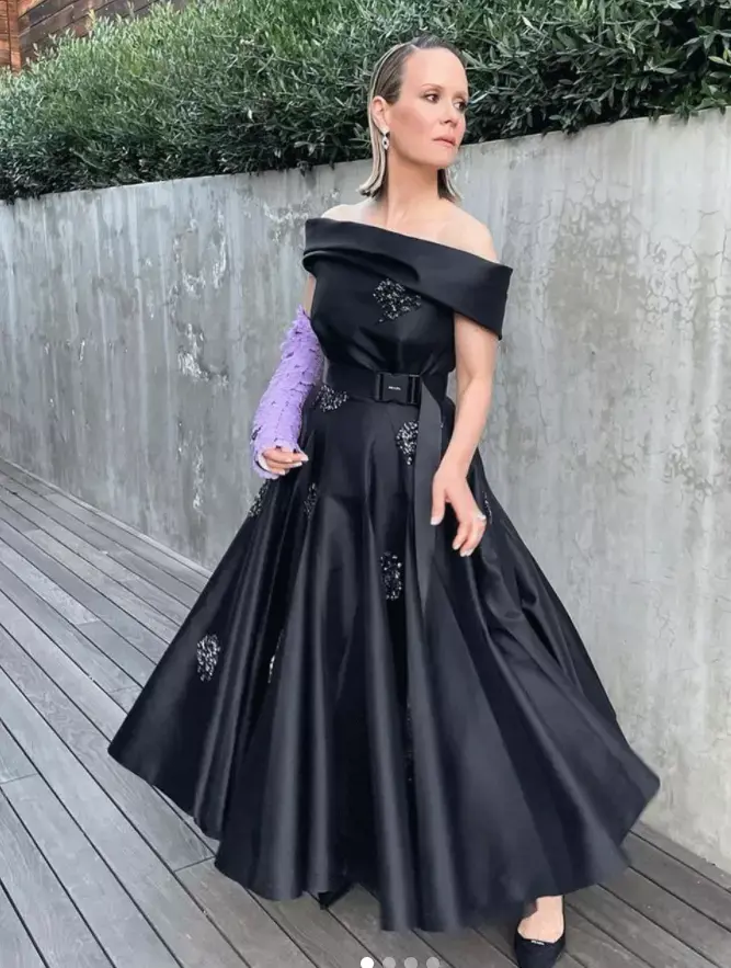 Sarah Paulsen veste Prada para o Globo de Ouro
