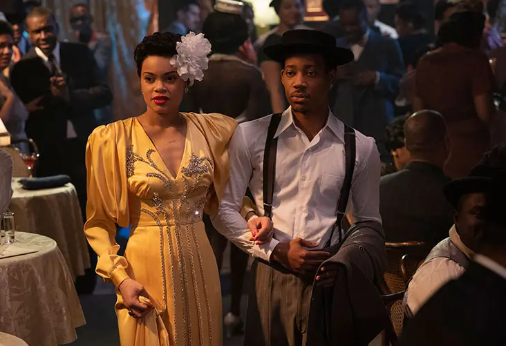Prada veste Andra Days em filme sobe Billie Holiday com figurino cetim amarelo e pedrarias