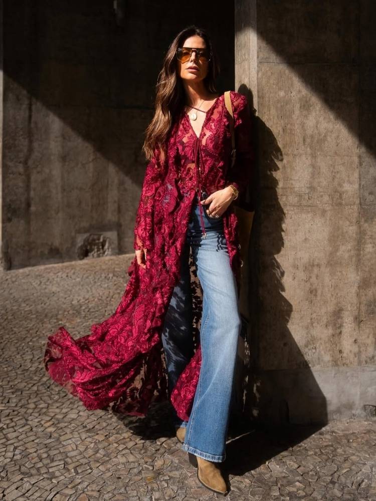 Foto de influencer usando túnica de renda vinho, calça jeans larga e bota de camurça