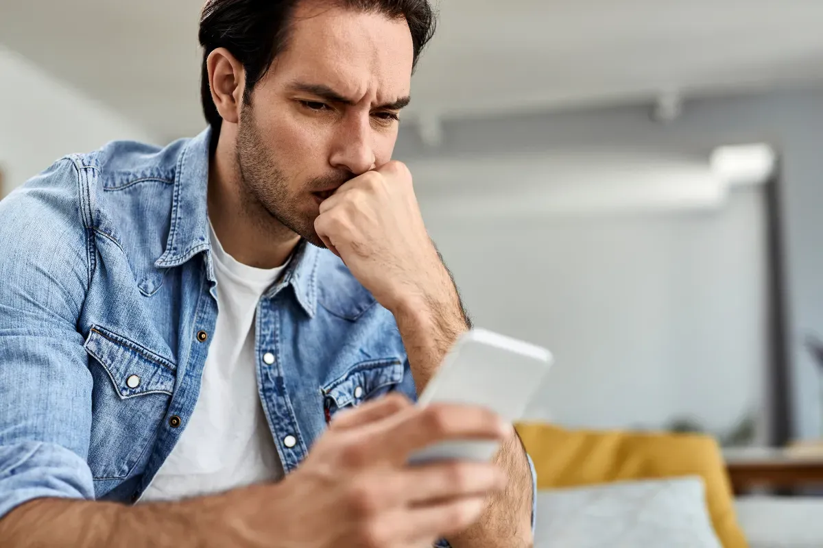 Smartphone ao lado de calculadora e cartão em contexto de planejamento financeiro