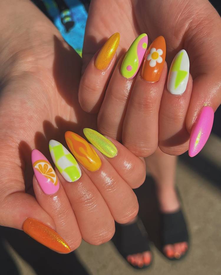 Nail art carnavalesca colorida, com cada unha decorada de um jeito, foguinho, flores, xadrez, glitter e mais