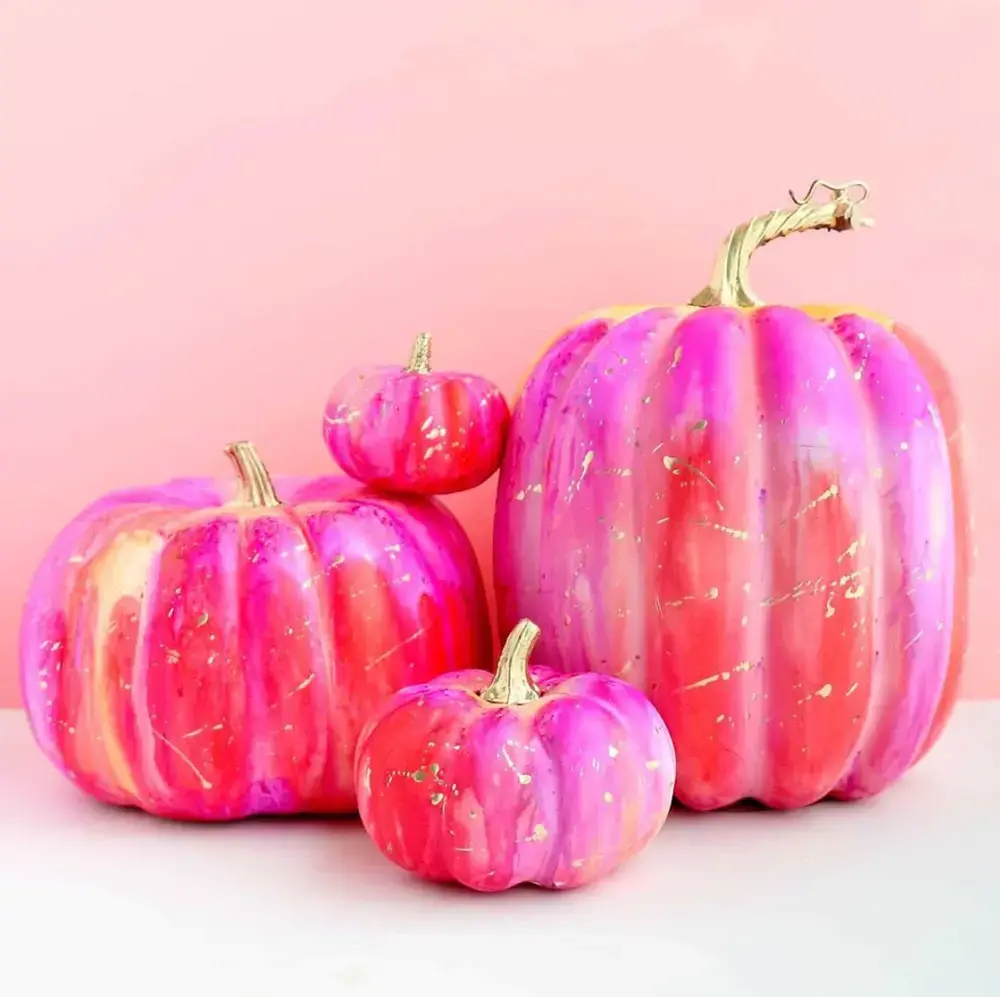 Foto de abóboras decoradas com esmalte para o Halloween.