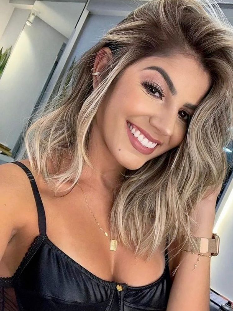 Hariany com cabelo loiro repicado próximo aos ombros