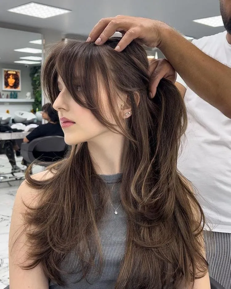mulher no cabeleireiro, cabelo grande com franja cortininha 