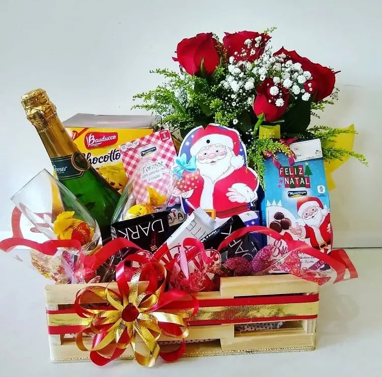 cesta de Natal com buquê de rosas, taça, champanhe e doces 