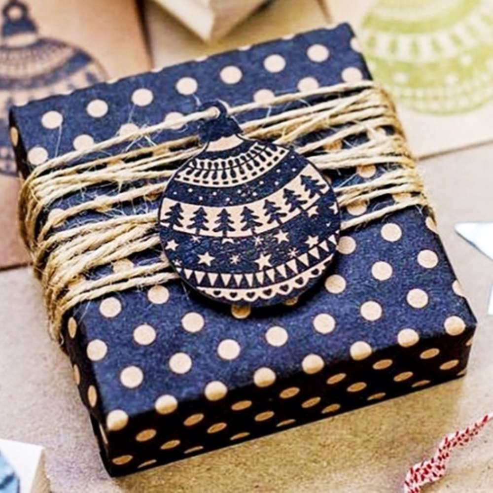 Embrulho de presente com bolas de Natal de papelão.
