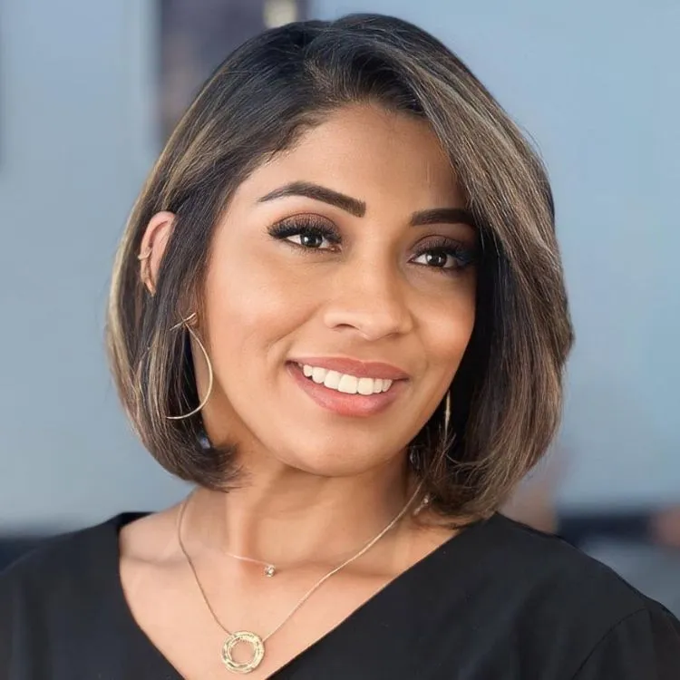 Mulher de pele morena com cabelo chanel com franja lateral