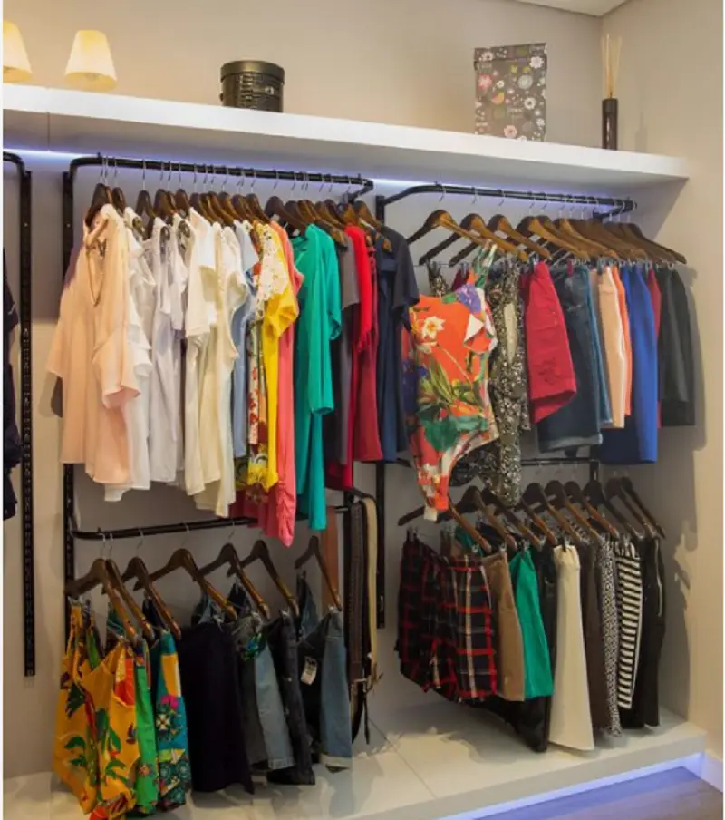 cabides com roupas variadas em loja