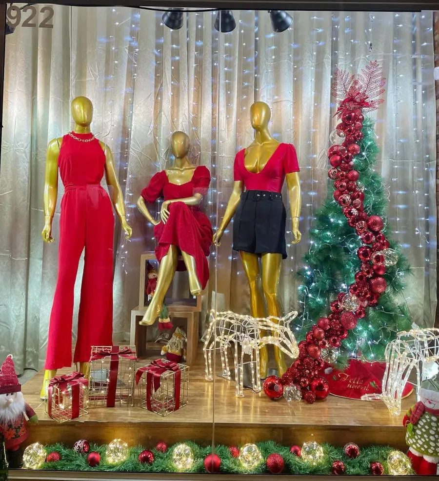 Árvore de Natal com bolas vermelhas.