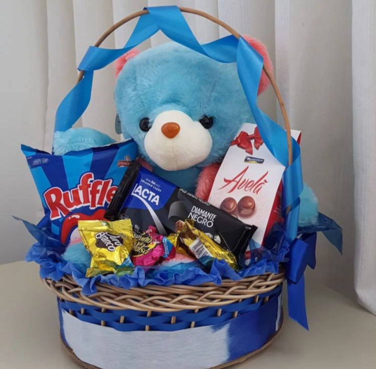Cesta de Páscoa para criança, com urso azul, salgadinho e doces 