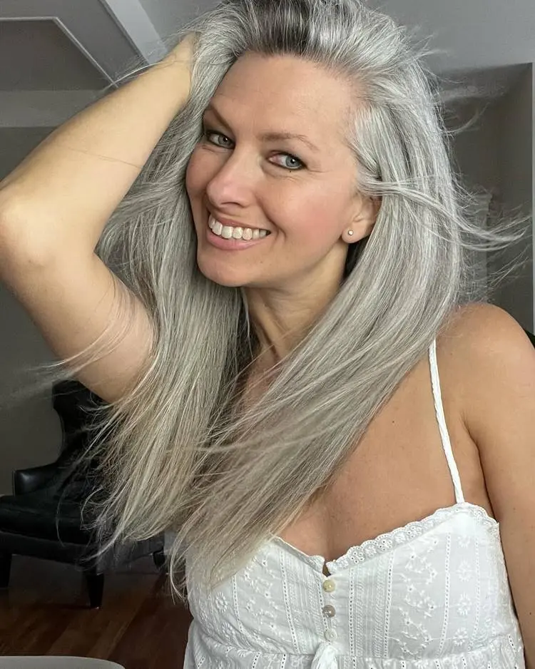 Mulher de olhos claros e cabelos grisalhos