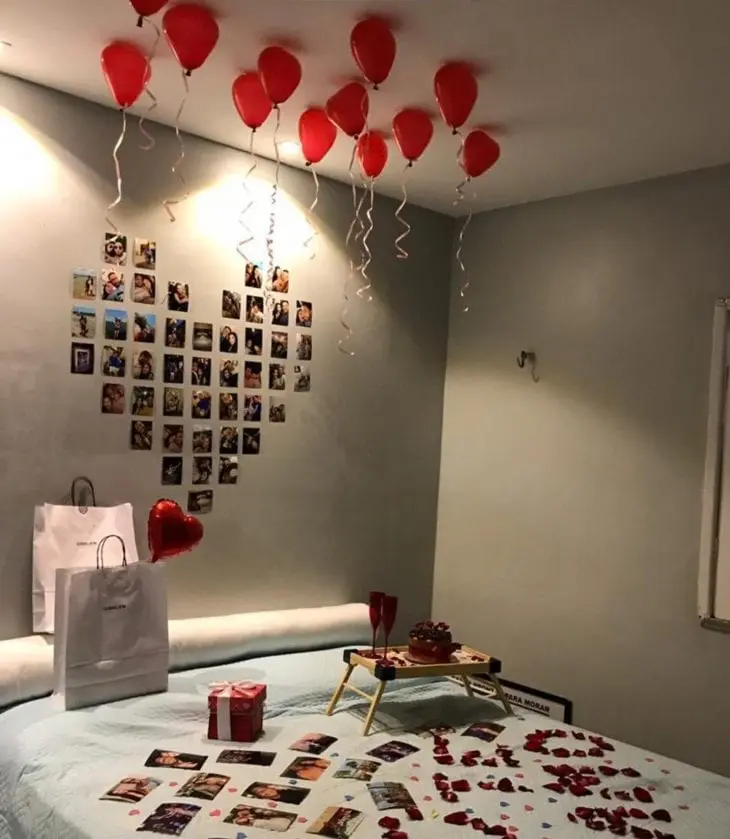 Surpresa com presente, fotos e bandeja na cama