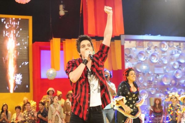 Luan Santana com camisa xadrez vermelha