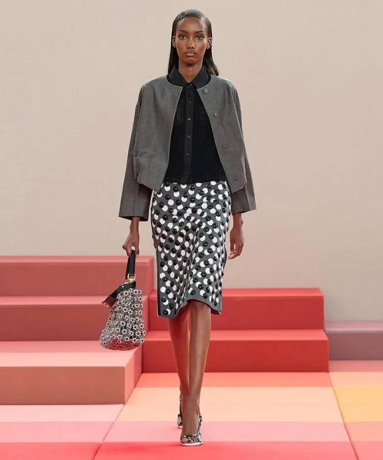 Foto de modelo negra na passarela da Milan Fashion Week durante desfile da Fendi