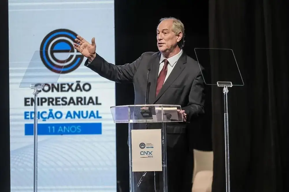 Foto do candidato Ciro Gomes em um palanque fazendo um discurso no evento conexão empresarial edição anual 11 anos